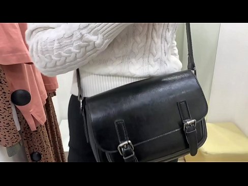❤️ Masturbazzjoni pubblika tal-kelba żagħżugħa FeralBerry b'dildo fil-kamra tal-armar ❤ Porn iebes f'mt.onlyhdporn.ru