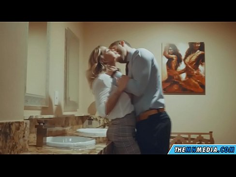 ❤️ Meta blonda busty seduces f'kamra tal-banju pubbliku ❤ Porn iebes f'mt.onlyhdporn.ru